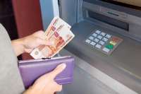 Жительница Абакана забрала из банкомата чужие деньги