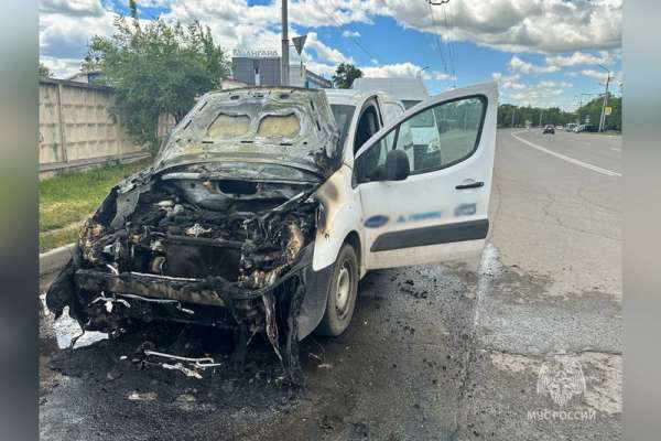 На центральной улице Абакана во время движения сгорел автомобиль