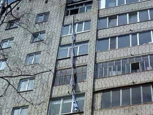 Жительница столицы Хакасии сорвалась вниз, спускаясь с седьмого этажа высотки по простыням