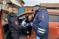 В Минусинске сотрудники ГИБДД раздали водителям безалкогольную воду