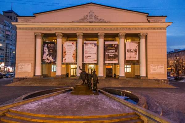 Красноярский театр оплатит лечение женщине, упавшей во время антракта 