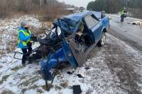 В Красноярском крае 17-летний водитель влетел под грузовик: в легковушке никто не выжил