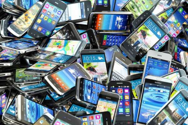 В Абакане кладовщик украл из сортировочного центра маркетплейса 18 телефонов