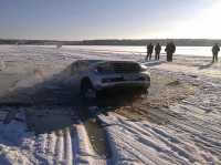 На Красноярском водохранилище под лед провалился &quot;Ленд Крузер&quot;