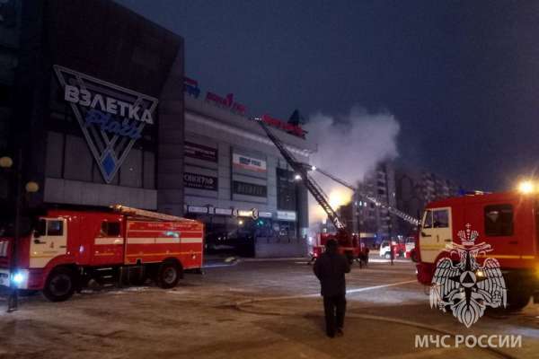 В Красноярске сгорел крупный торговый центр «Взлётка Плаза»