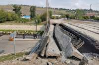 В Красноярске обрушился парапет моста через реку Кача