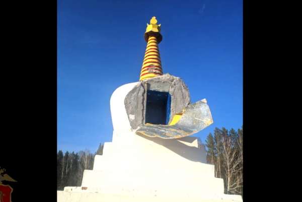 В Красноярском крае женщина кувалдой разбила буддийское сооружение