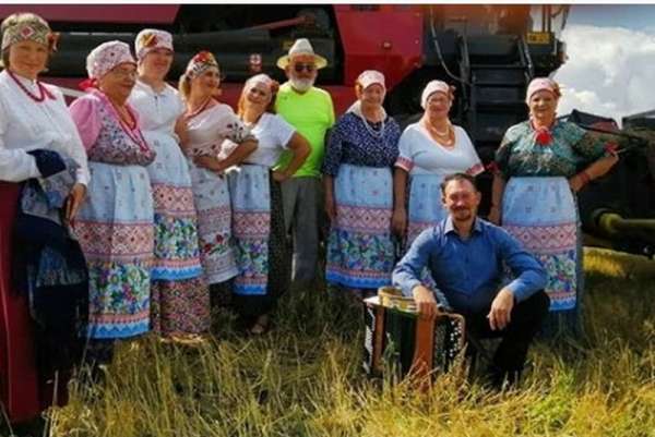 В Минусинском районе самодеятельные артисты выступили перед хлеборобами
