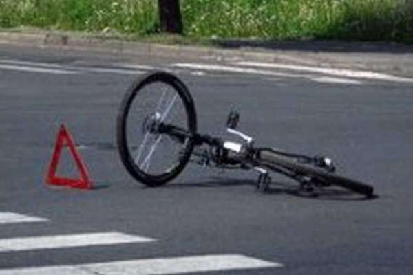 В Абакане на тротуаре сбили велосипедистку