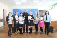 Минусинским девушкам вместе с паспортами вручали цветы