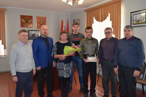 В Каратузском районе очередная многодетная семья получила жилсертификат