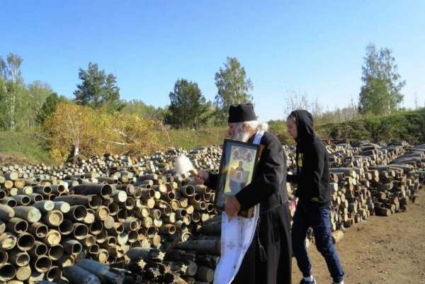 В Ачинске окропили оставшиеся после взрывов снаряды святой водой
