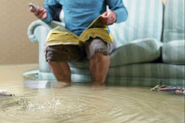 Жительнице Черногорска пришлось рассчитаться за потоп в соседней квартире