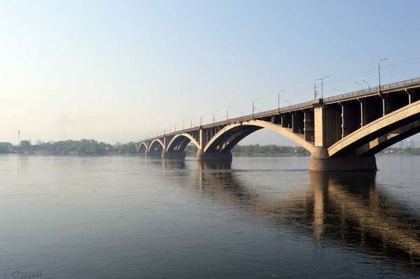 В Красноярске погибла упавшая с Коммунального моста