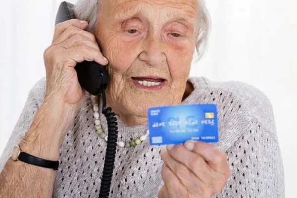 Общественники предлагают пенсионерам добровольно запретить онлайн-операции по картам