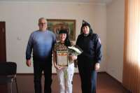 Полицейские поблагодарили жительницу Минусинска, которая спасла от финансовых потерь пенсионера