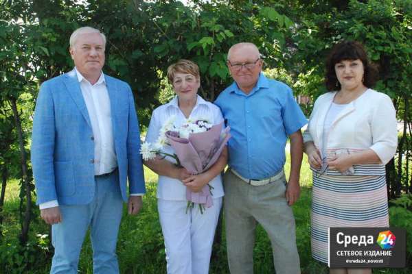 Андрей Первухин вручил семье из Минусинска медали «За любовь и верность»