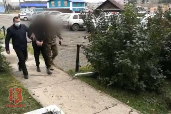 В Красноярском крае мужчина напал с топором на полицейский автомобиль