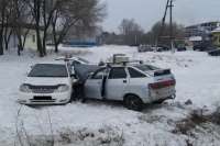 Жительница Минусинска, убегая от сотрудников ДПС на автомобиле, попала в аварию