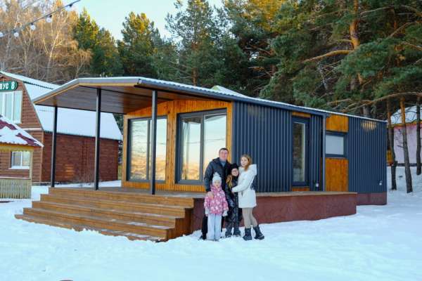 Новогодние каникулы в лесу: сказочные домики появились в сосновом бору на берегу озера Тагарское  