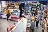 В Саяногорске мужчина в маске ограбил магазин