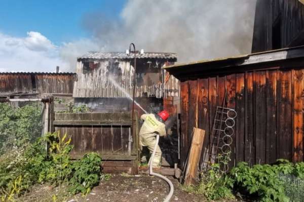 В Хакасии пожарные спасли пенсионера из горящего дома