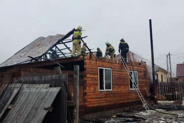 В Минусинске спасатели потушили пожар в частном доме