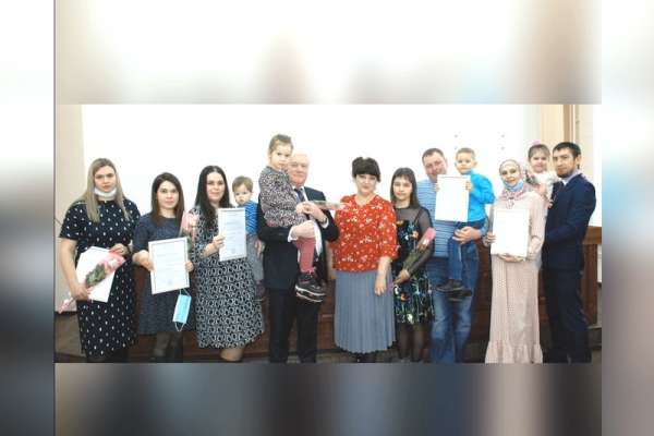 Шесть минусинских семей получили жилищные сертификаты