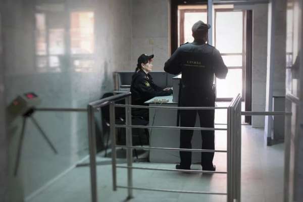 Жители Красноярского края приходят в суды с пистолетами и клинками