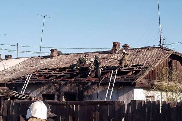 В Черногорске подожгли жилой барак: жители успели спастись