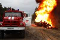 Сотрудники полиции устанавливают причины автопроисшествия с участием бензовоза в Минусинском районе