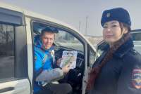 Сотрудницы ГИБДД Минусинска останавливали водителей, чтобы поздравить с 23 февраля