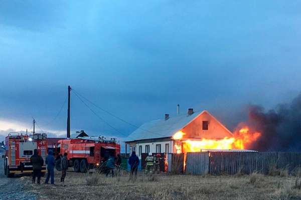 В Абакане 3 человека успели спастись из горящего дома