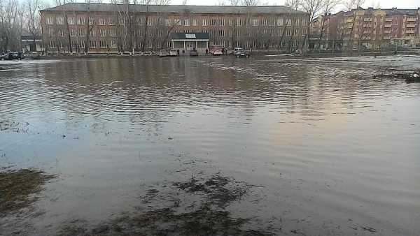 Растаявший вместе со снегом асфальт в Минусинске стал поводом для петиции президенту