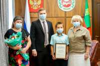 В Хакасии наградили 11-летнего школьника за спасение троих человек