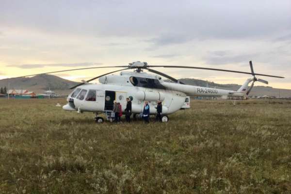В абаканскую больницу вертолетом доставили двух детей