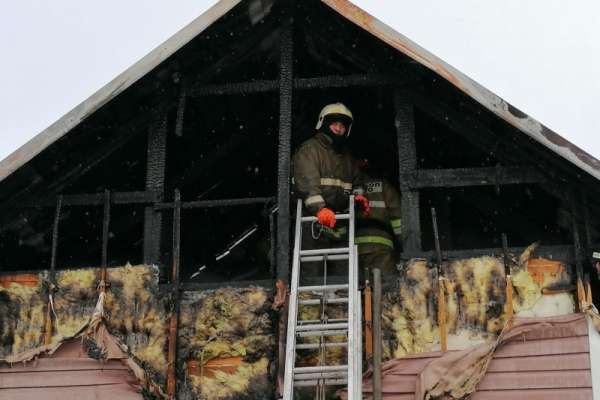 В Саяногорске пожарные вывели из огня пятерых человек