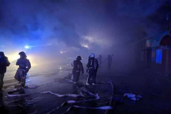 В Абакане произошел крупный пожар на торговой базе