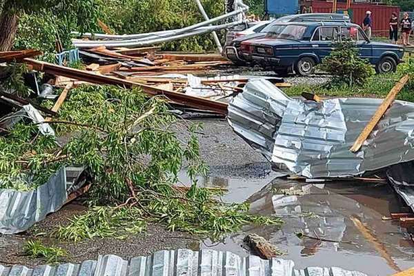 Сильный ураган в Боготоле унёс жизнь человека и повредил более 30 автомобилей