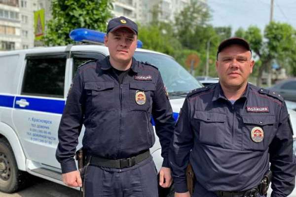 В Красноярске полицейские и граждане спасли тонущую в Енисее женщину