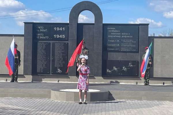 В Хакасии глава сельсовета снесла мемориал советским воинам «Алёшеньку» и построила новый