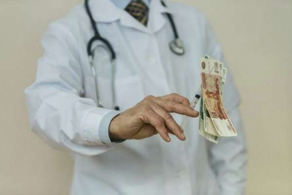 В Ермаковском районе с медицинских работников незаконно удерживали  деньги