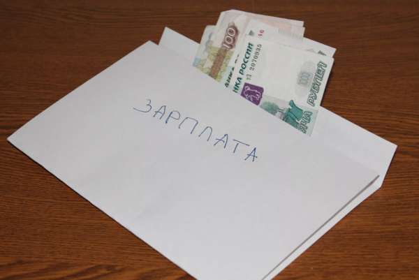 В Минусинске работнику строительного магазина платили зарплату «в конверте»