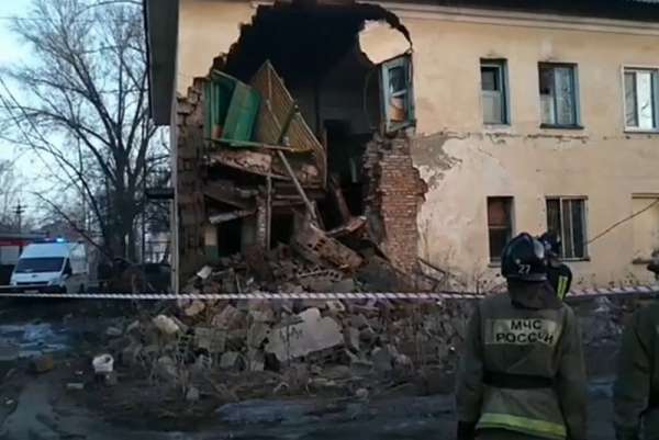 В Канске из-за обрушения стены дома эвакуировали 42 человека