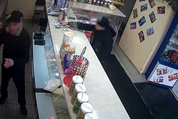 В Красноярске мужчины с битой и ножом устроили разбойное нападение на магазин