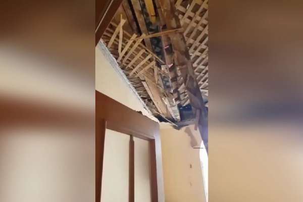 В многоквартирном доме Красноярска обрушился потолок