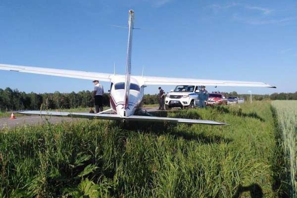 В аварийной посадке самолета в Ермаковском районе разберутся следователи