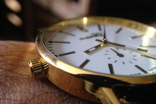 В Красноярске часовщик сдал в ломбард золотые часы клиента