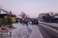 В Минусинске сбитая автомобилем электроопора упала на дом