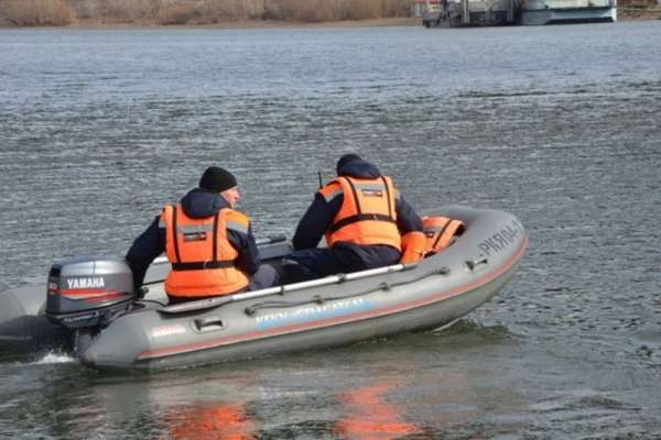 В Шушенском районе спасатели доставили на берег двоих рыбаков